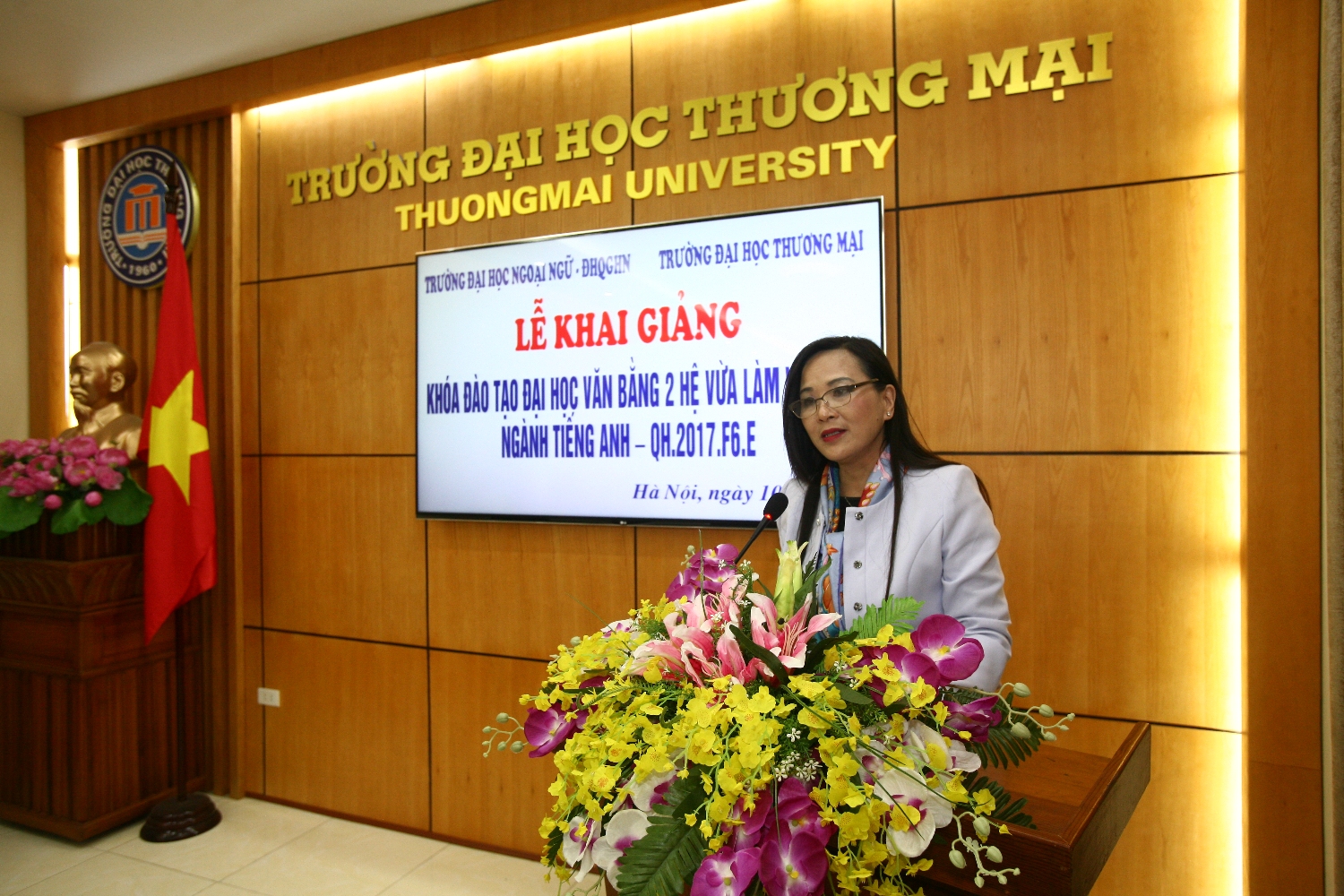 Đại diện trường Đại học Ngoại ngữ phát biểu trong buổi khai giảng