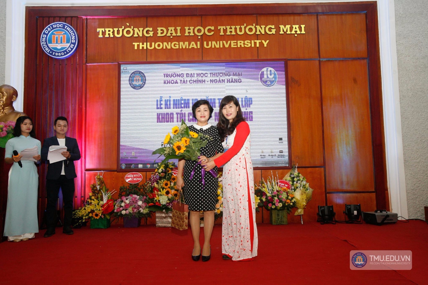 PGS.TS Lê Thị Kim Nhung tặng hoa và quà tri ân PGS.TS Nguyễn Thị Phương Liên, nguyên trưởng Khoa Tài chính - Ngân hàng.