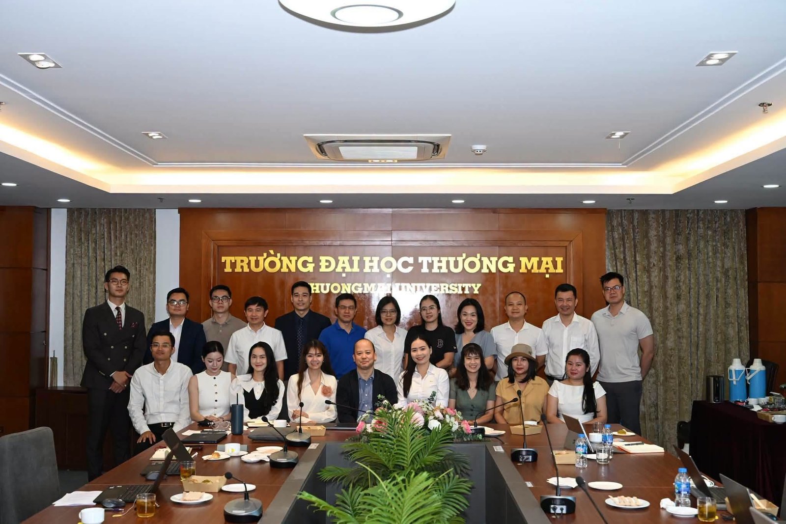 Ảnh lưu niệm tọa đ&agrave;m