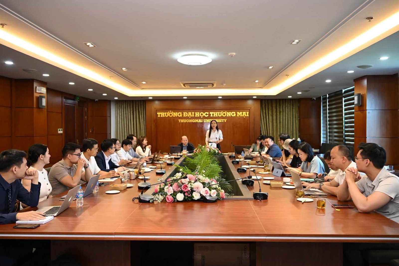 TS. Nguyễn Thị T&igrave;nh điều phối tọa đ&agrave;m