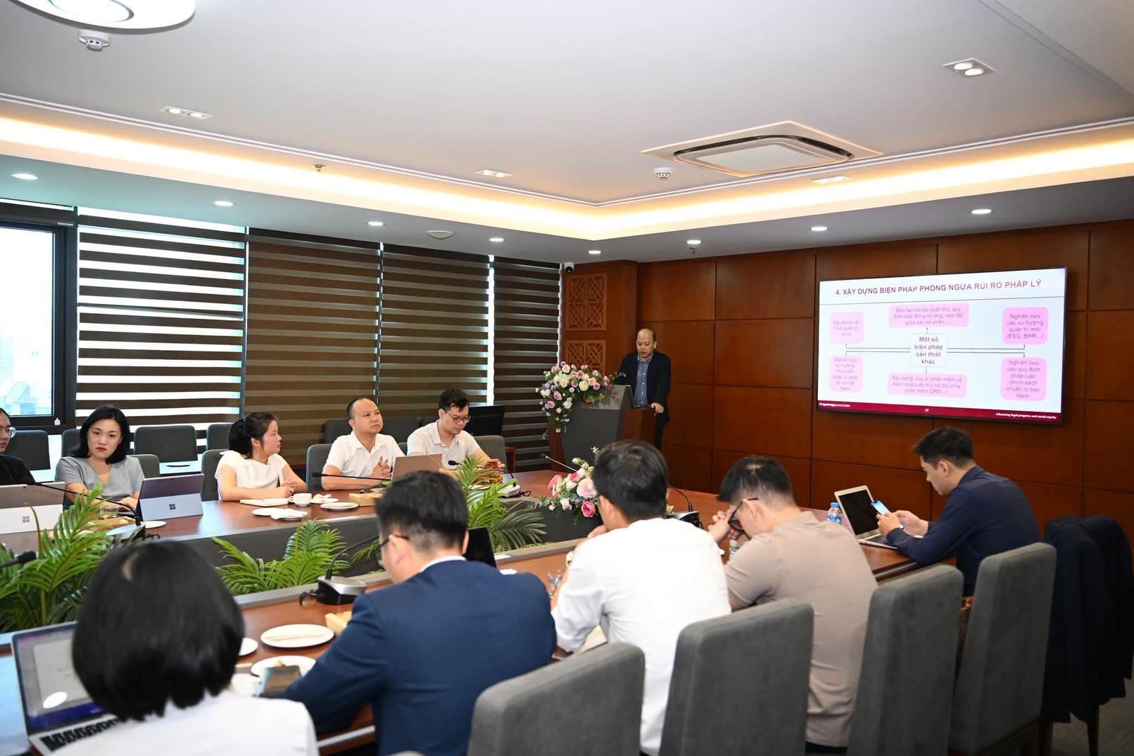 LS. Nguyễn Hưng Quang tr&igrave;nh b&agrave;y tại tọa đ&agrave;m