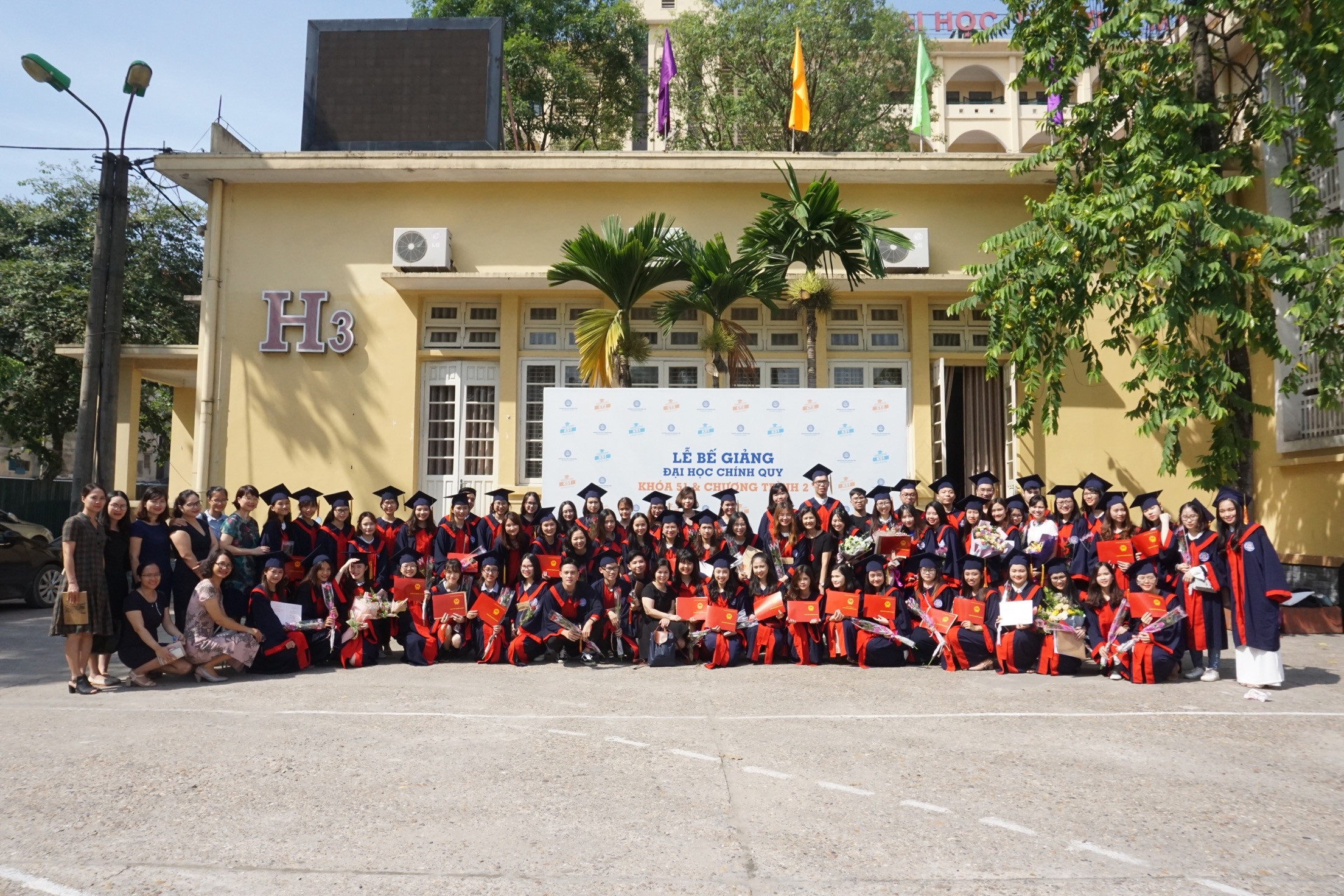 Bế giảng Đại học Chính quy khoá 51Q - ngành Quản trị Kinh doanh