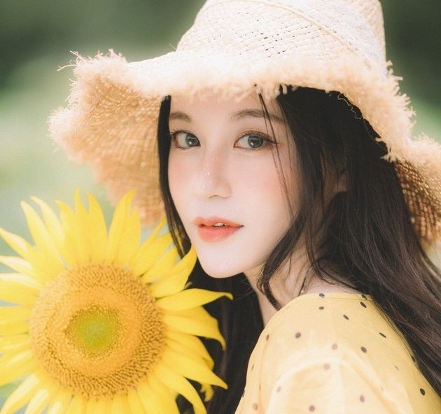 Hot girl Khoa Đào tạo quốc tế gây thương nhớ với bộ ảnh bên hoa hướng dương