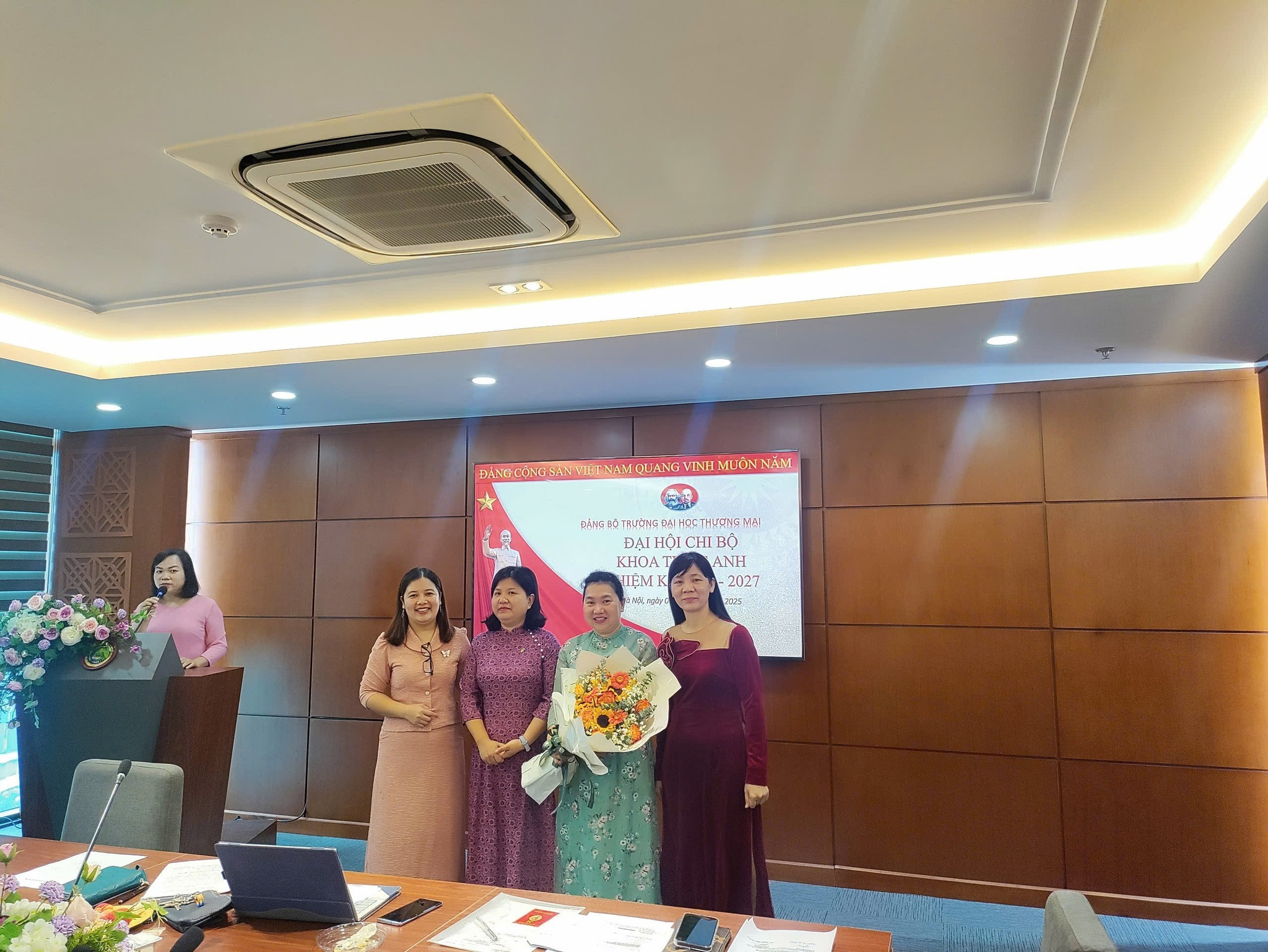 ĐẠI HỘI CHI BỘ KHOA TIẾNG ANH NHIỆM KỲ 2025 - 2027