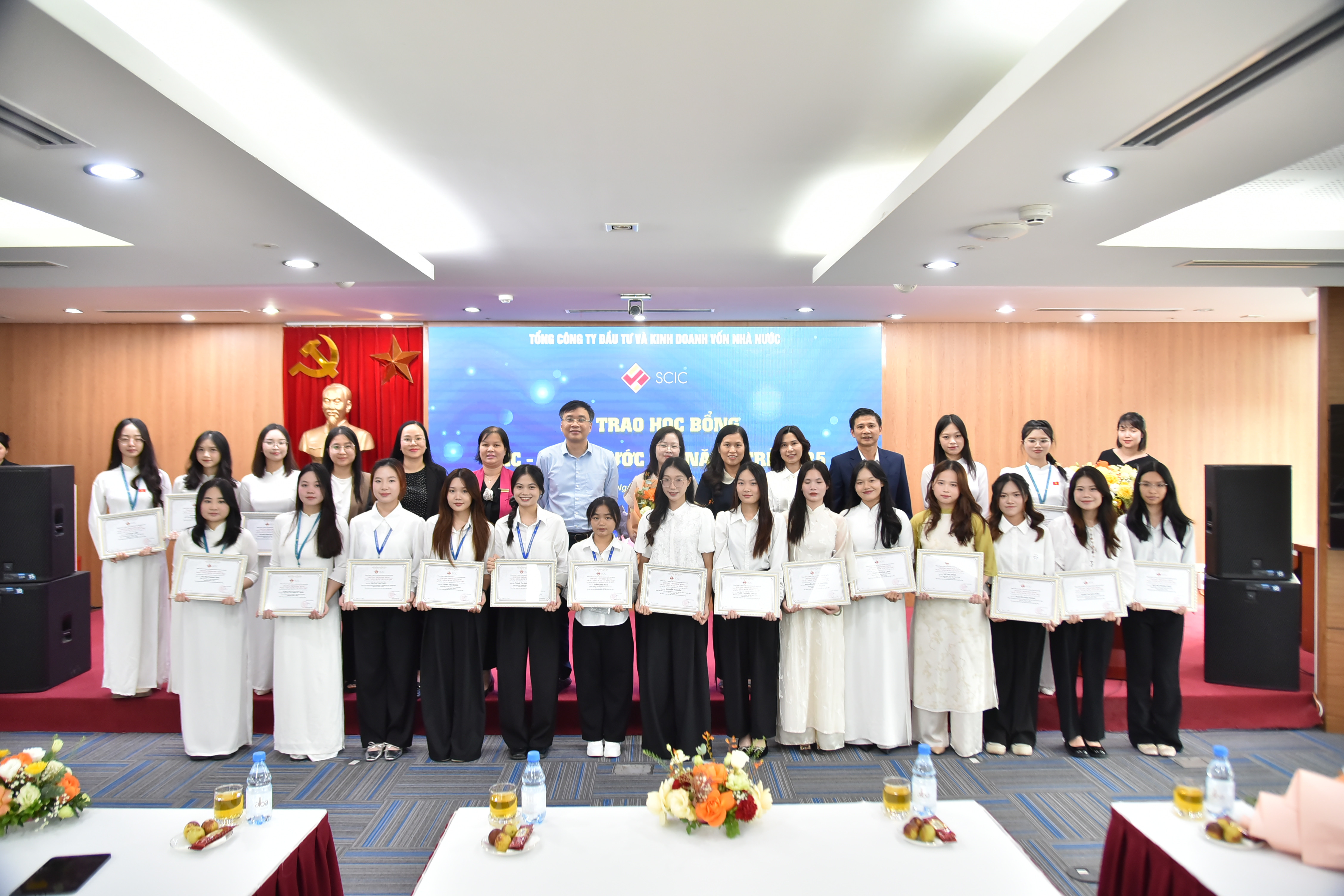 Chúc mừng 05 sinh viên xuất sắc Trường Đại học Thương mại nhận Học bổng SCIC - Nâng bước tài năng trẻ 2025