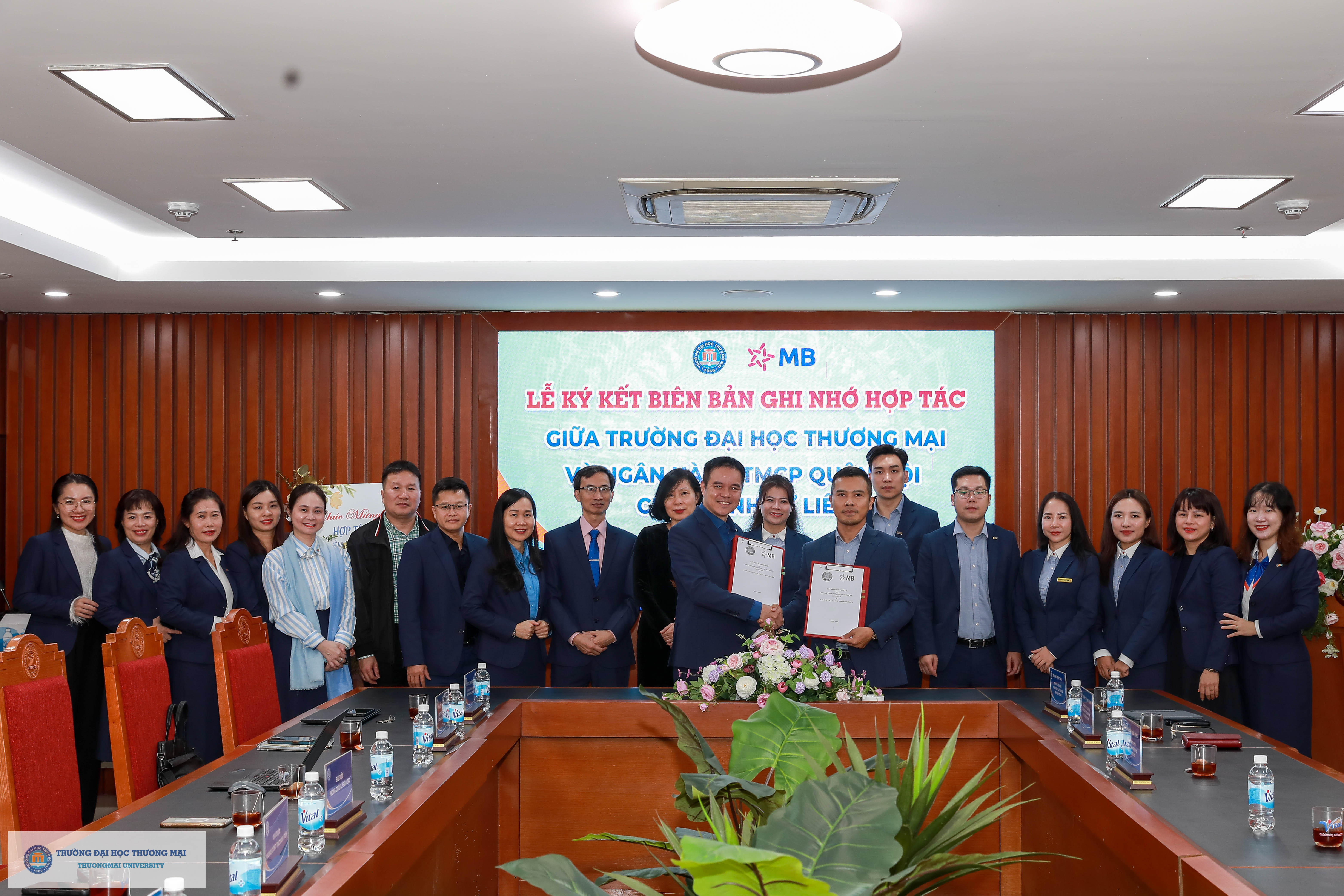 Lễ ký Biên bản ghi nhớ hợp tác giữa Trường Đại học Thương mại và Ngân hàng TMCP Quân đội – chi nhánh Từ Liêm