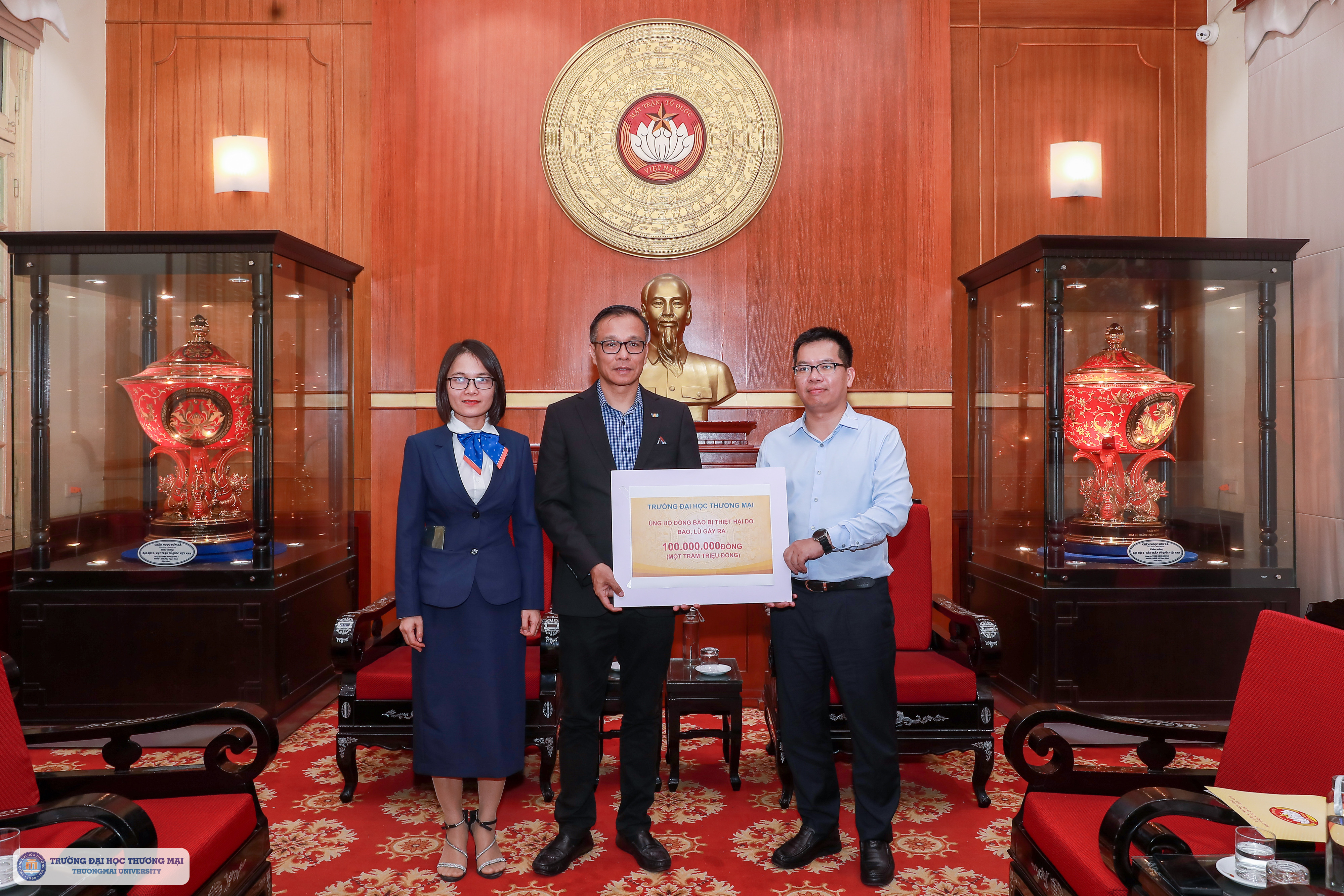 Đoàn công tác Trường Đại học Thương mại trao quà ủng hộ đồng bào bị ảnh hưởng bởi bão lũ