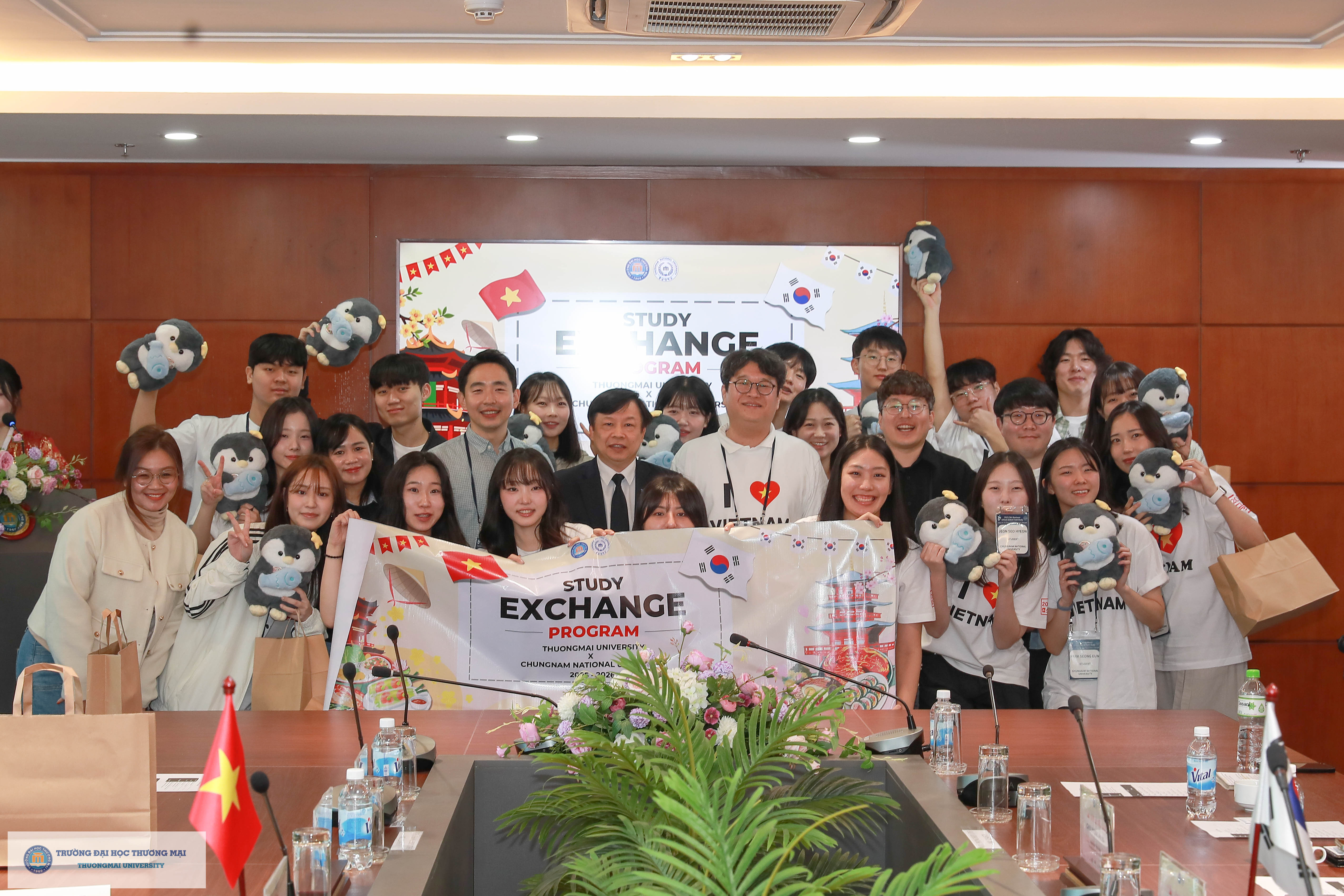 Chương trình giao lưu văn hóa, học thuật giữa Trường Đại học Thương mại và Đại học Quốc gia Chungnam (Hàn Quốc) năm học 2025 - 2026