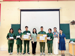 Đại diện Ban chủ nhiệm khoa và các cô giáo cố vấn học tập đi thăm sinh viên khoá 58 đang tham gia học GDQP tại Xuân Hoà