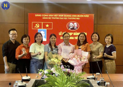 LỄ KẾT NẠP ĐẢNG VIÊN MỚI CHI BỘ KHOA TIẾNG ANH