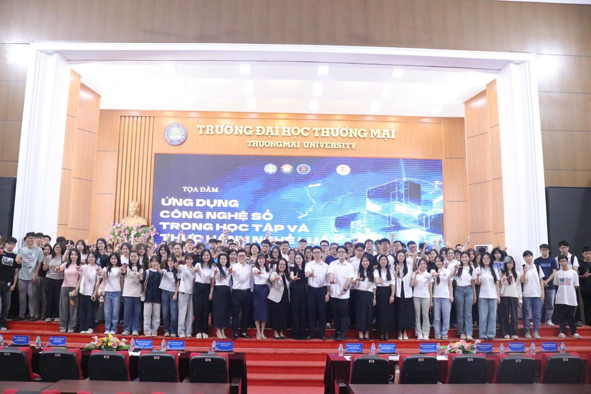Đại biểu, giảng vi&ecirc;n v&agrave; sinh vi&ecirc;n Khoa Luật tại Tọa đ&agrave;m Ứng dụng c&ocirc;ng nghệ số trong học tập v&agrave; thực h&agrave;nh nghề Luật