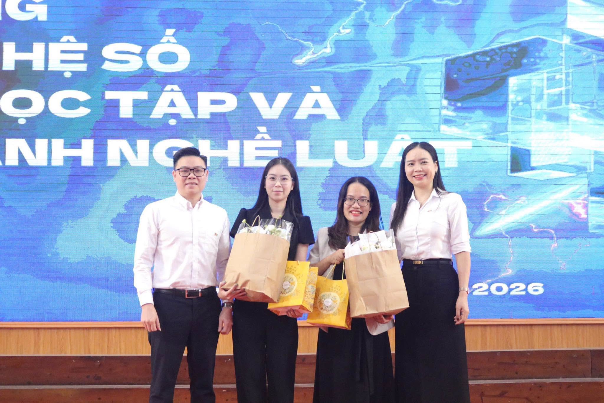 Khoa Luật tặng qu&agrave; tri &acirc;n diễn giả C&ocirc;ng ty Cổ phần Truyền th&ocirc;ng Luật Việt Nam