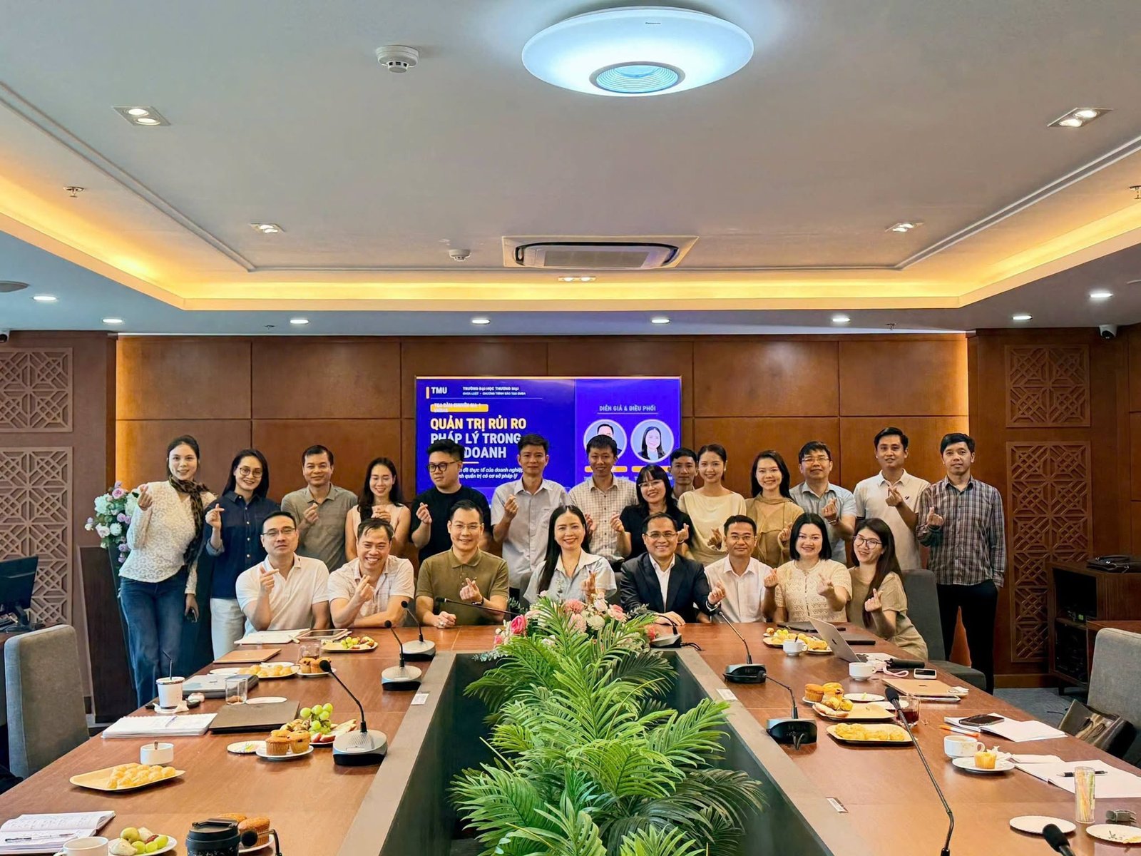 Ảnh lưu niệm tại Tọa đ&agrave;m