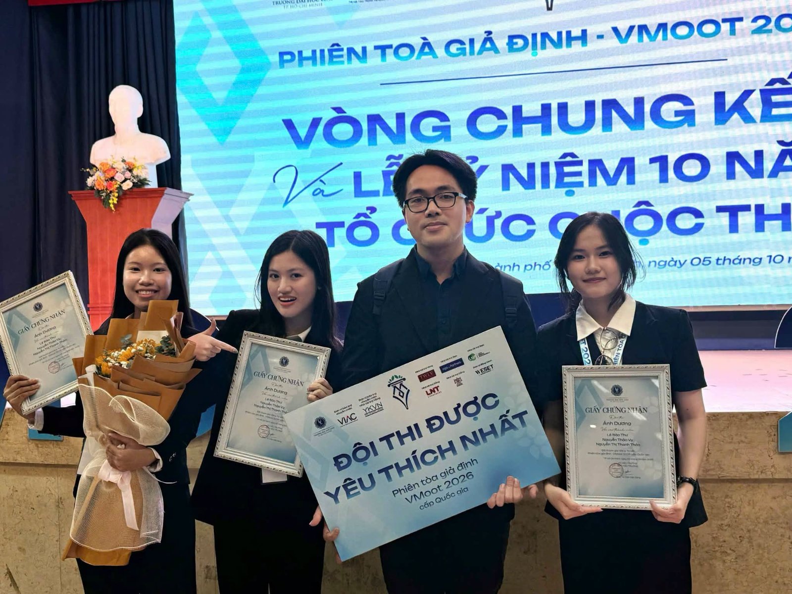 Đội tuyển Khoa Luật TMU nhận Giải Đội thi được yêu thích nhất VMoot 2026