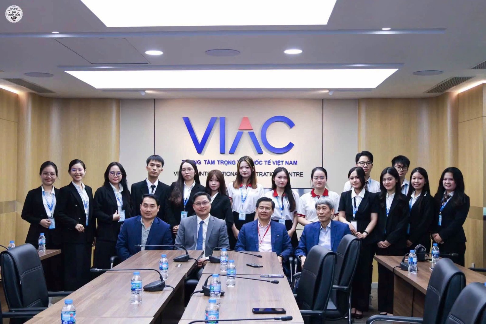 Thí sinh VMoot 2026 chụp ảnh lưu niệm tại VIAC