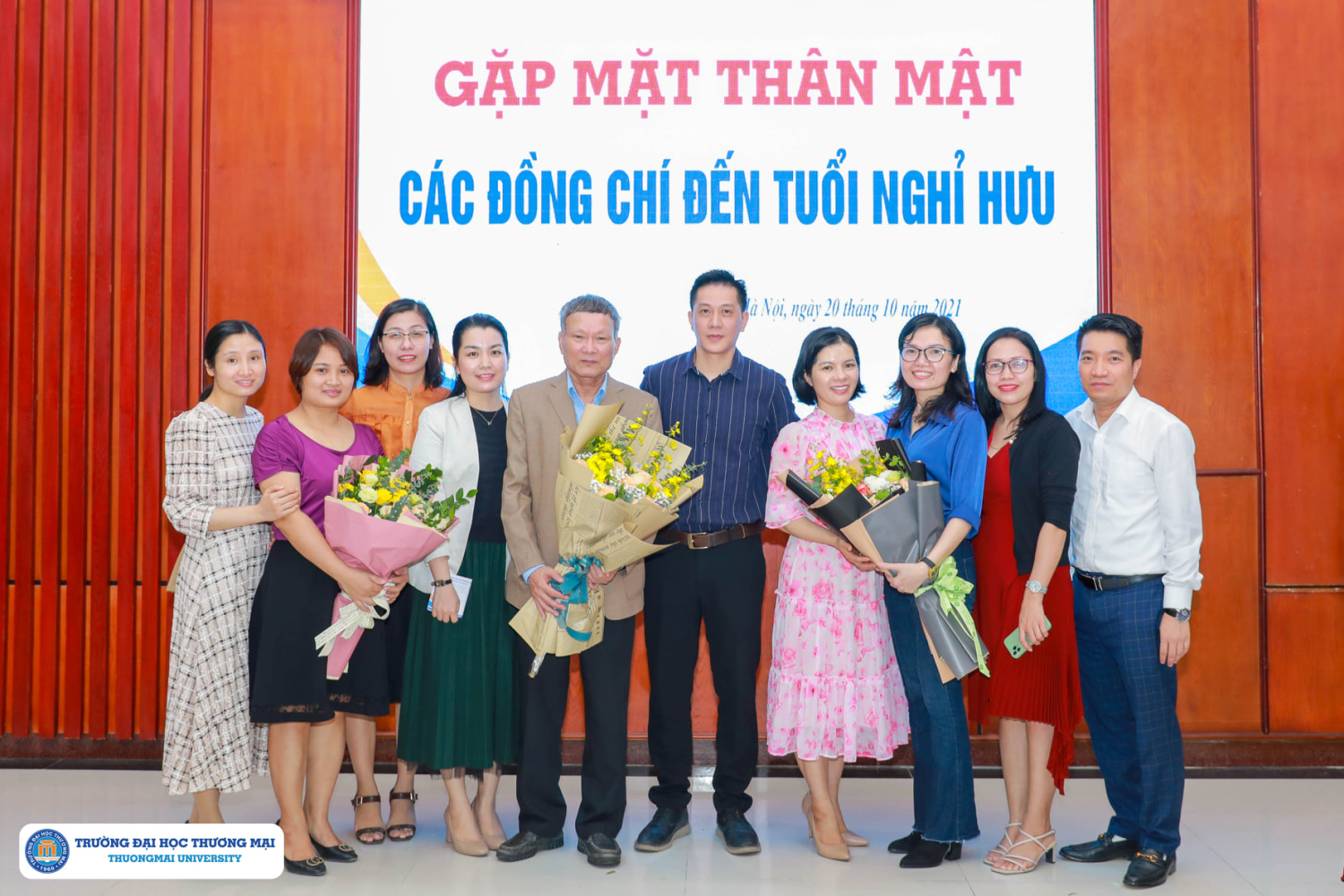 Thầy Mạnh chụp ảnh cùng các thầy cô trong Khoa HTTT Kinh tế và TMĐT