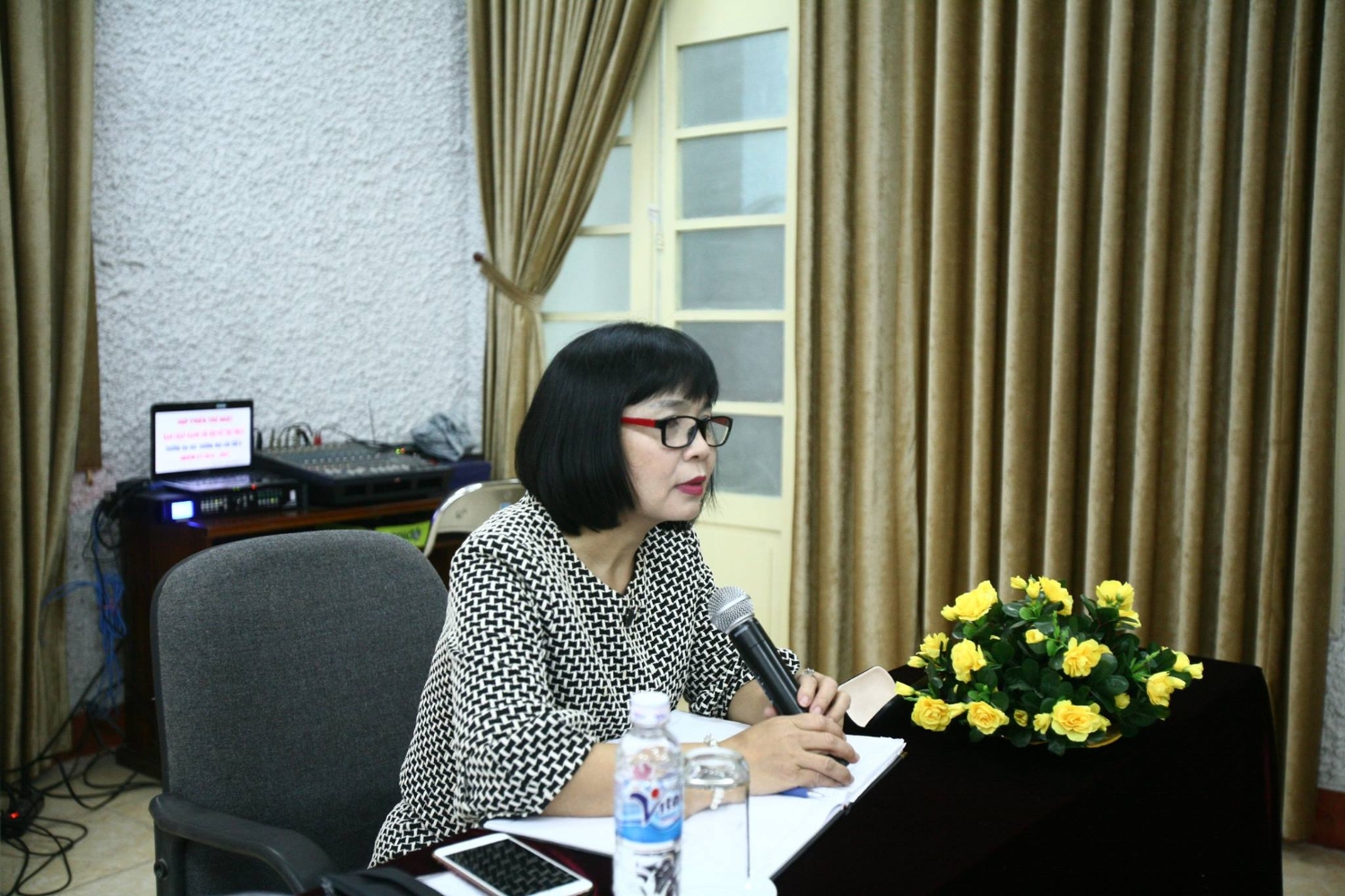 PGS.TS Nguyễn Thị Bích Loan - Phó Hiệu trưởng Nhà trường - Chi hội trưởng Chi hội phát biểu trong buổi họp.