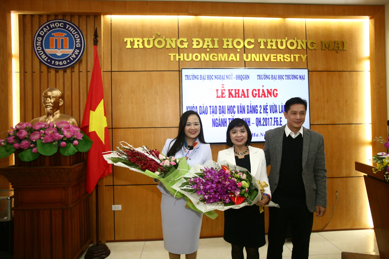 Đại diện học viên lên tặng hoa đại diện BGH hai nhà trường
