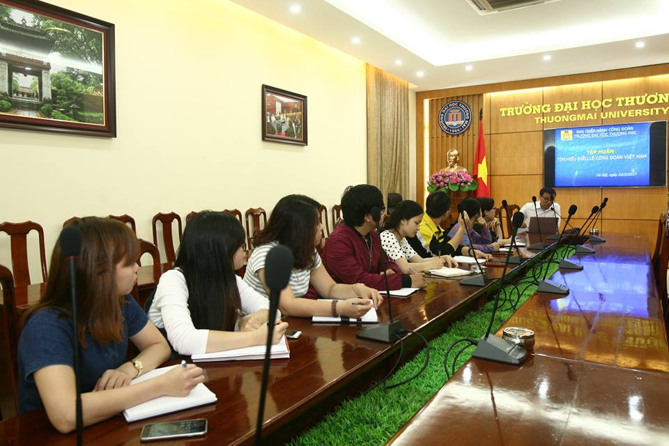 Công đoàn trường Đại học Thương mại tổ chức tập huấn Điều lệ công đoàn Việt Nam cho viên chức mới tuyển dụng