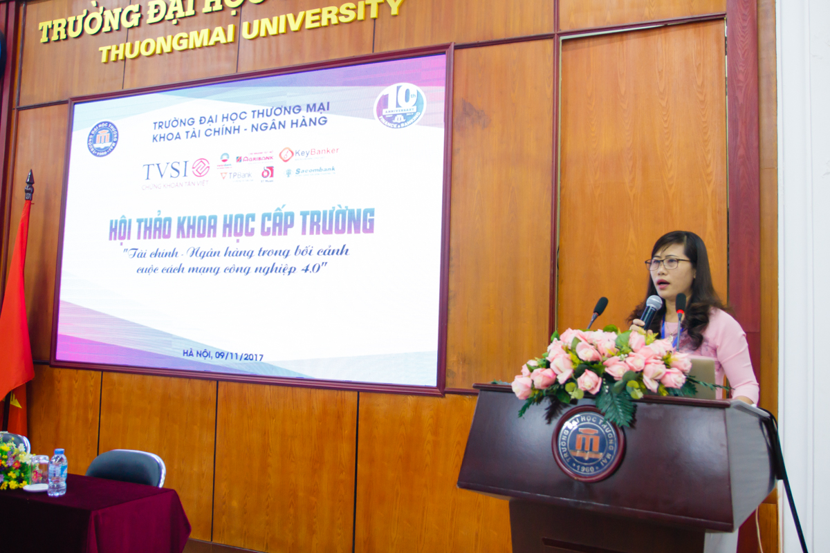PGS.TS Lê Thị Kim Nhung đọc báo cáo đề dẫn Hội thảo Khoa học.