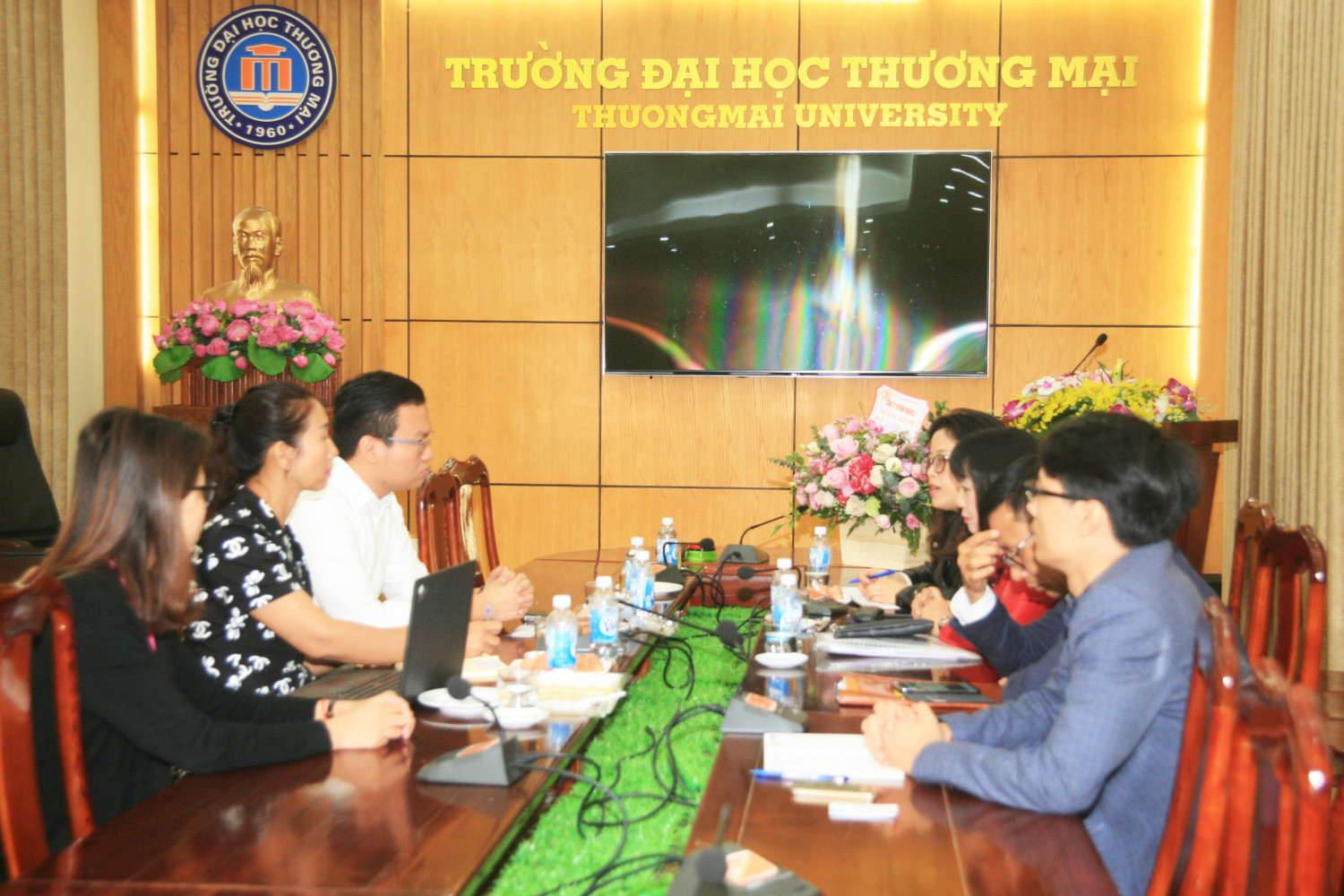 Tiếp và làm việc với Công ty TNHH REGINA MIRACLEINTERNATIONAL Việt Nam 
