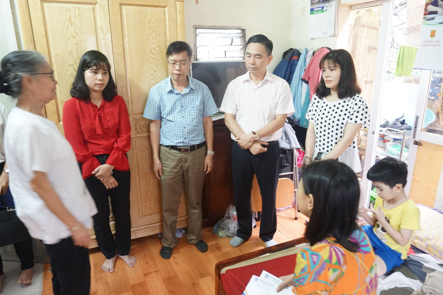 Nhà Trường thăm hỏi và tặng quà cựu sinh viên Nguyễn Kim Quý K36A