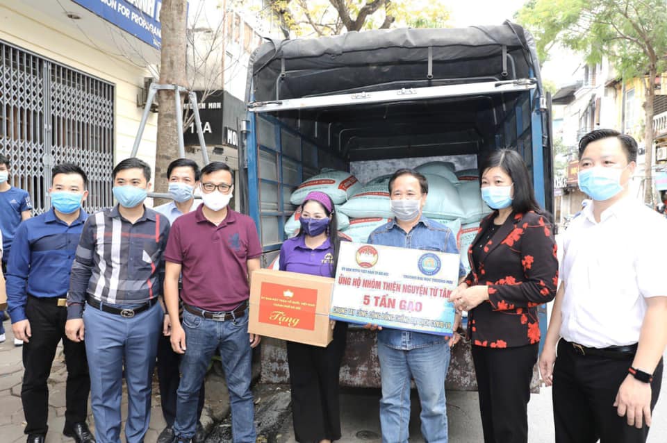 Trường Đại học Thương mại phối hợp với Uỷ ban MTTQ Việt Nam TP Hà Nội ủng hộ nhóm thiện nguyện Từ Tâm 05 tấn gạo