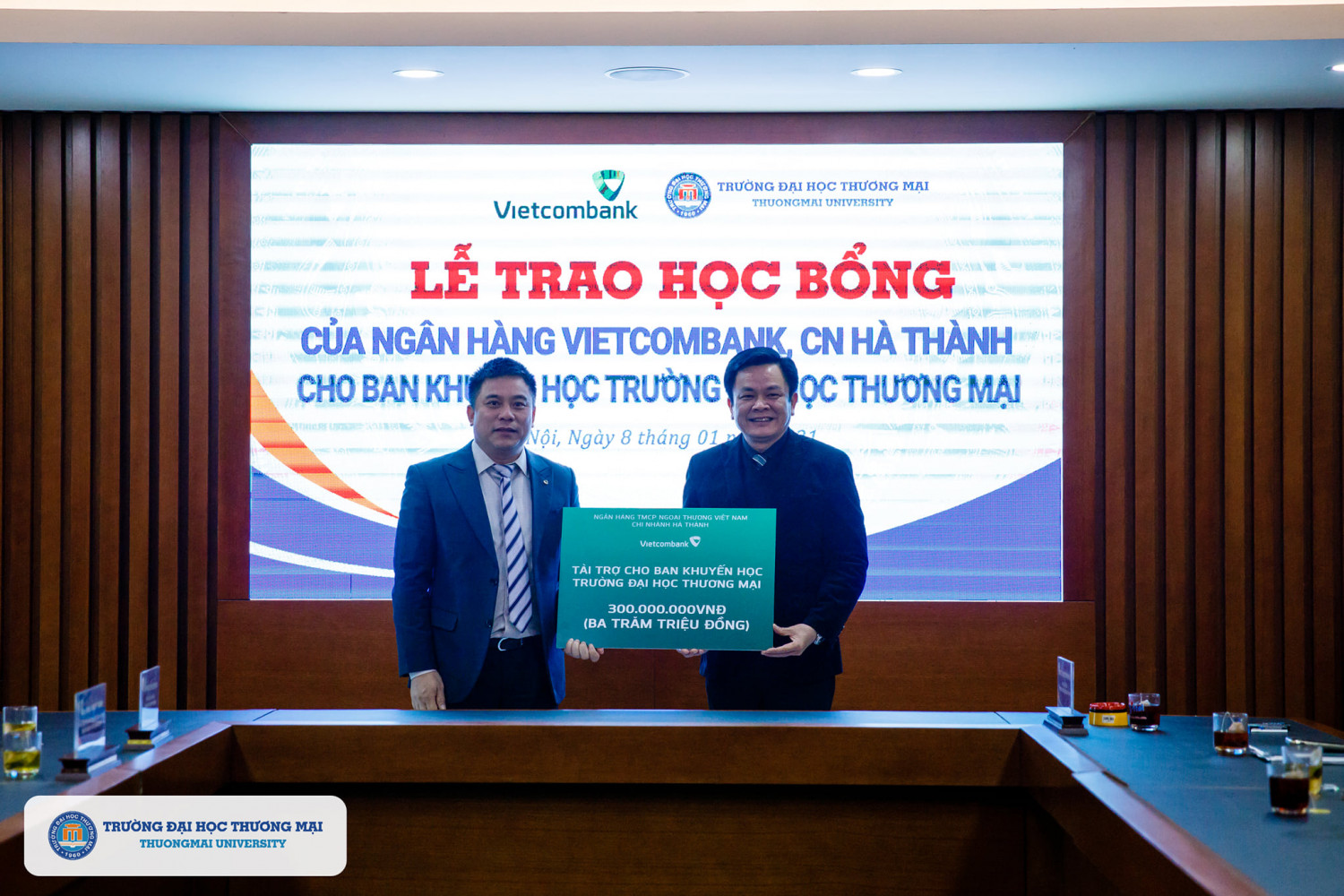Lễ Trao học bổng của Ngân hàng TMCP Ngoại Thương Việt Nam (Vietcombank), chi nhánh Hà Thành cho Ban Khuyến học Trường Đại học Thương mại