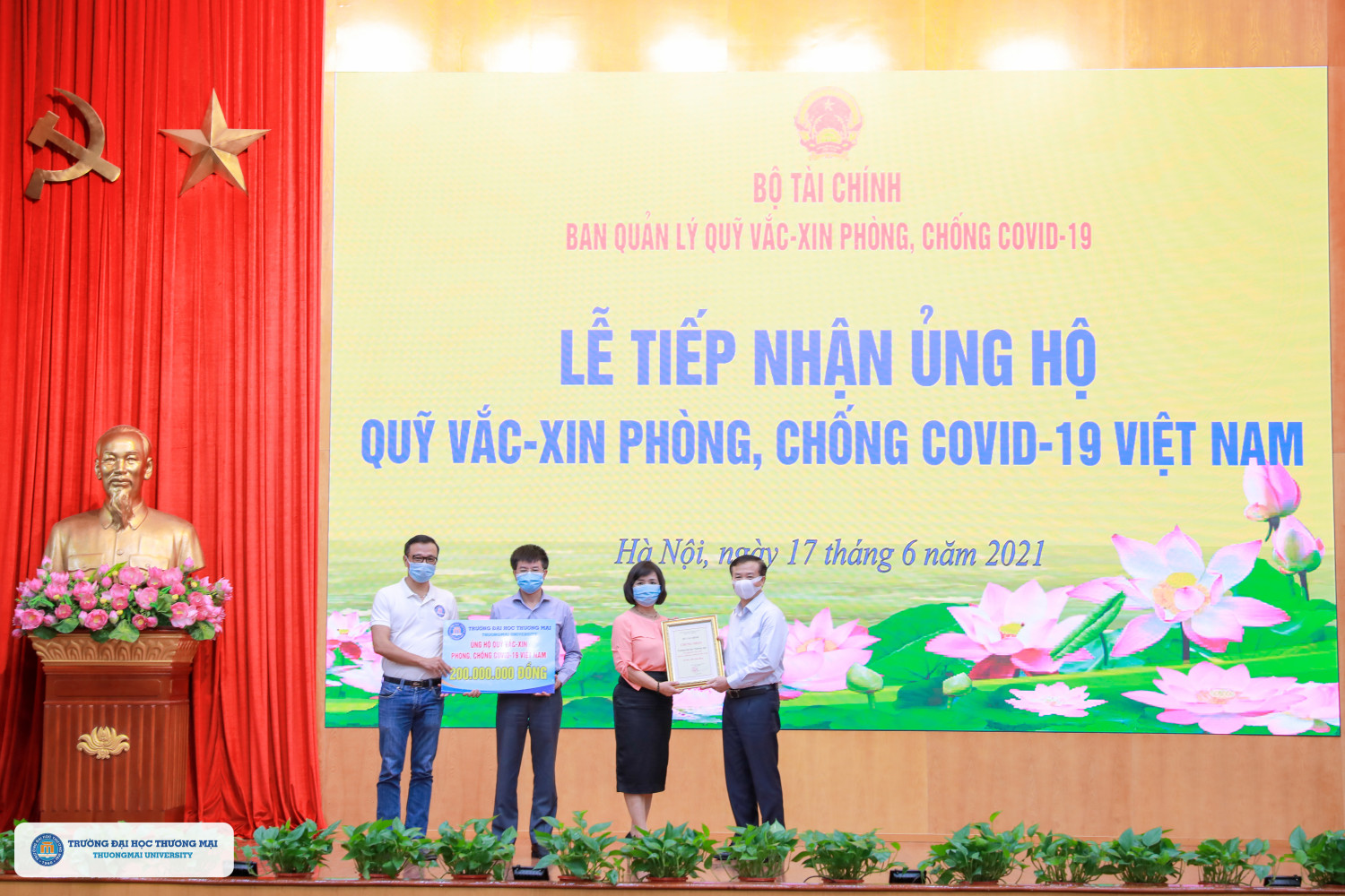 Thuongmai University donates to Covid-19 vaccine fund