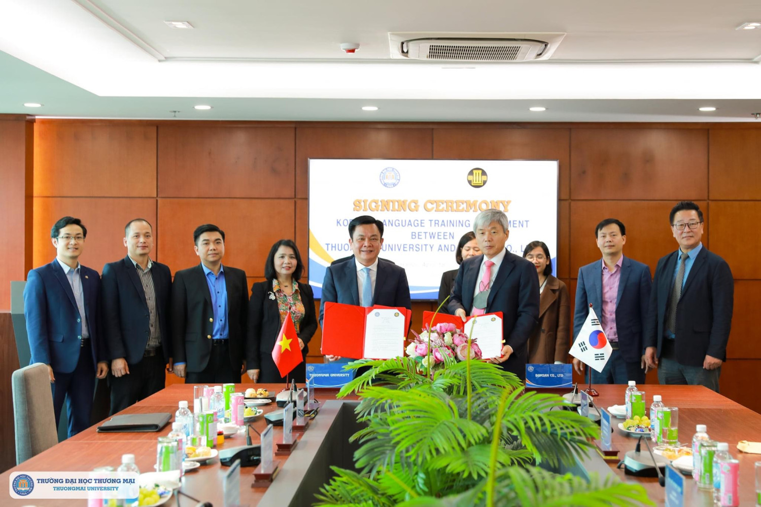 Lễ ký kết Thoả thuận hợp tác về giảng dạy tiếng Hàn tại Trường Đại học Thương mại với Công ty BumSan (Hàn Quốc)