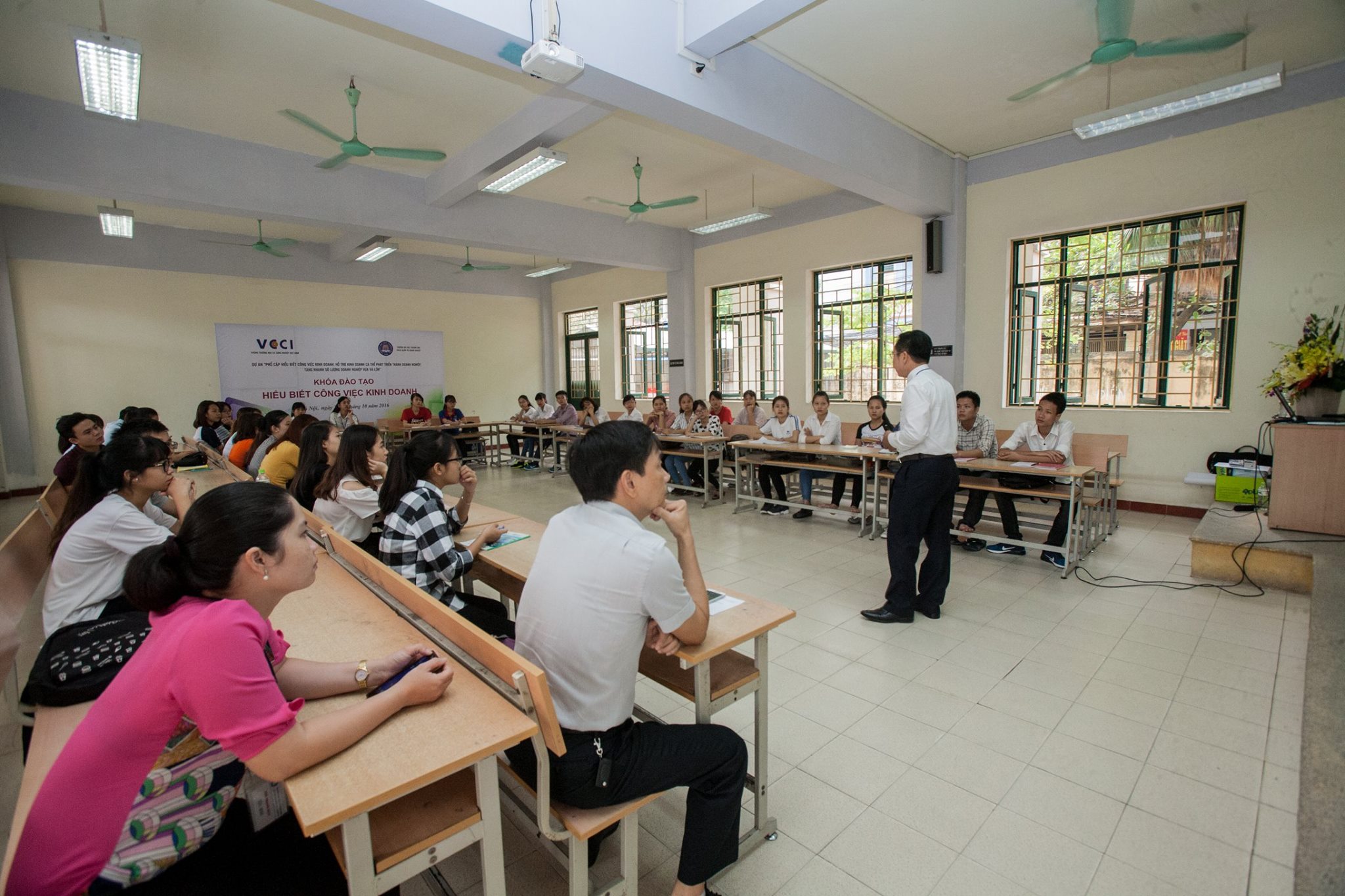 Khóa đào tạo "Hiểu biết công việc kinh doanh" do Phòng Thương mại và Công nghiệp Việt Nam (VCCI) phối hợp với Khoa Quản trị doanh nghiệp tổ chức